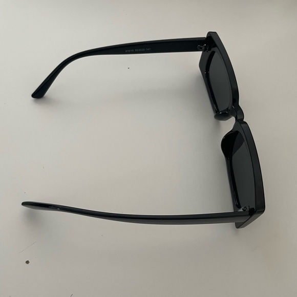 Princess Polly Cahill sunglasses in black - Picture 2 of 3